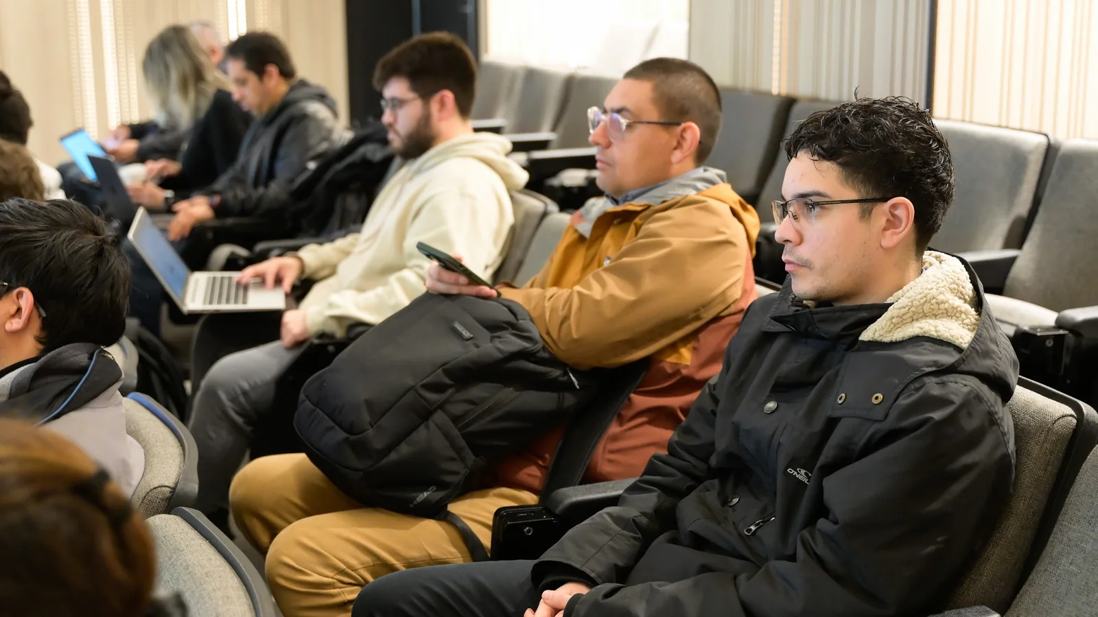 Participantes siguiendo los ejercicios de Codex durante la jornada en Concepción